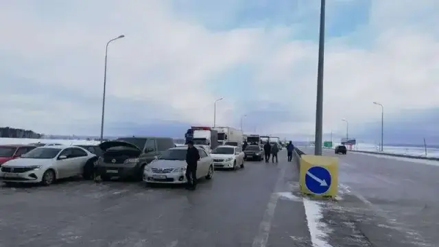 Несколько дорог закрыли в двух областях Казахстана из-за непогоды