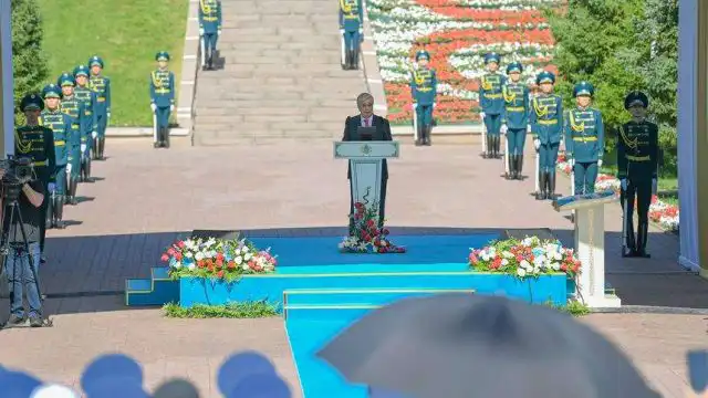 Президент принял участие в церемонии поднятия государственного флага