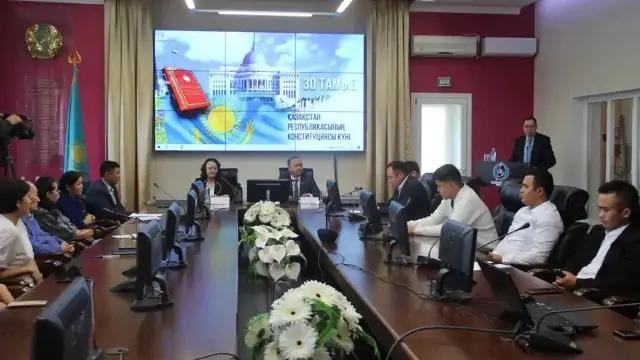 В ЗКАТУ прошел круглый стол посвященный ко Дню Конституции