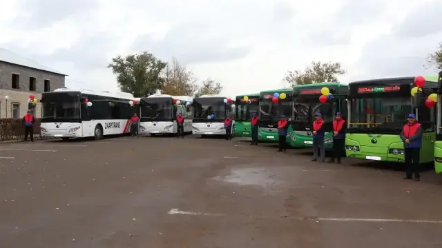7 новых автобусов вышли на маршрут в Уральске