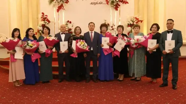 Награждены лучшие учителя и педколлективы ЗКО