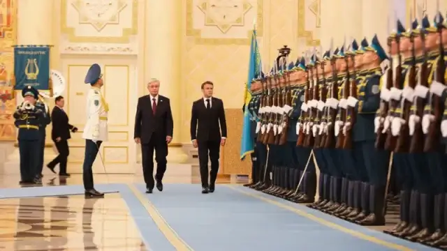 Президенты Казахстана и Франции провели переговоры в узком формате