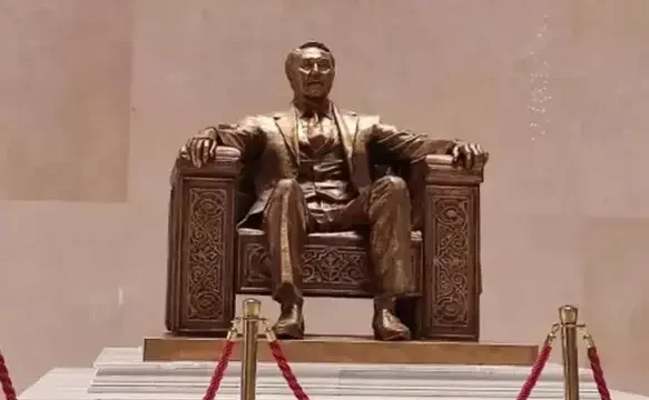 Статую Нурсултана Назарбаева убрали из атриума Нацмузея