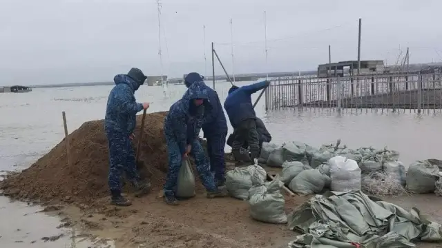 Река Сазды в центре Актобе выходит из берегов