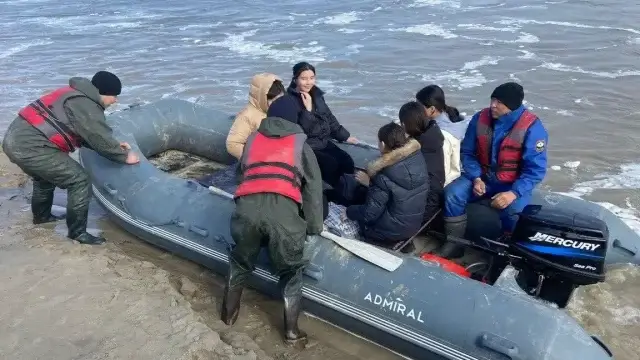 Свыше девяти тысяч человек борются с паводком в семи регионах Казахстана