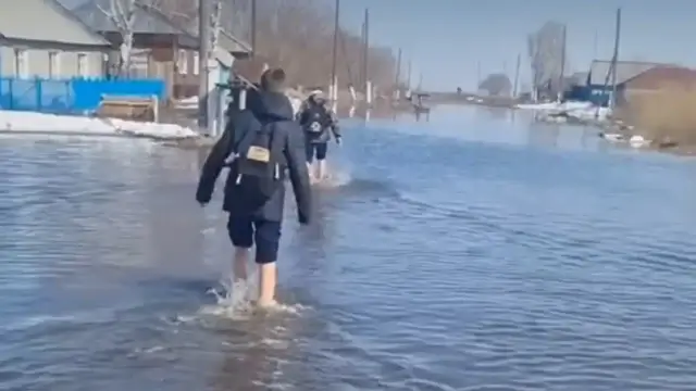 Вода разлилась на дамбе и затопила села в Костанайской области