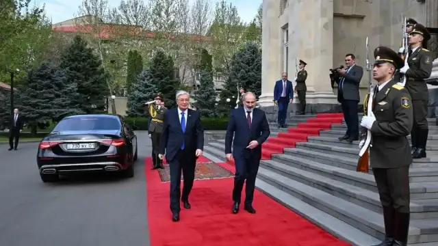 В Ереване торжественно встретили президента РК Касым-Жомарта Токаева