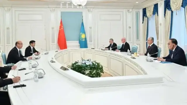 Президент Казахстана принял заместителя премьера Госсовета КНР