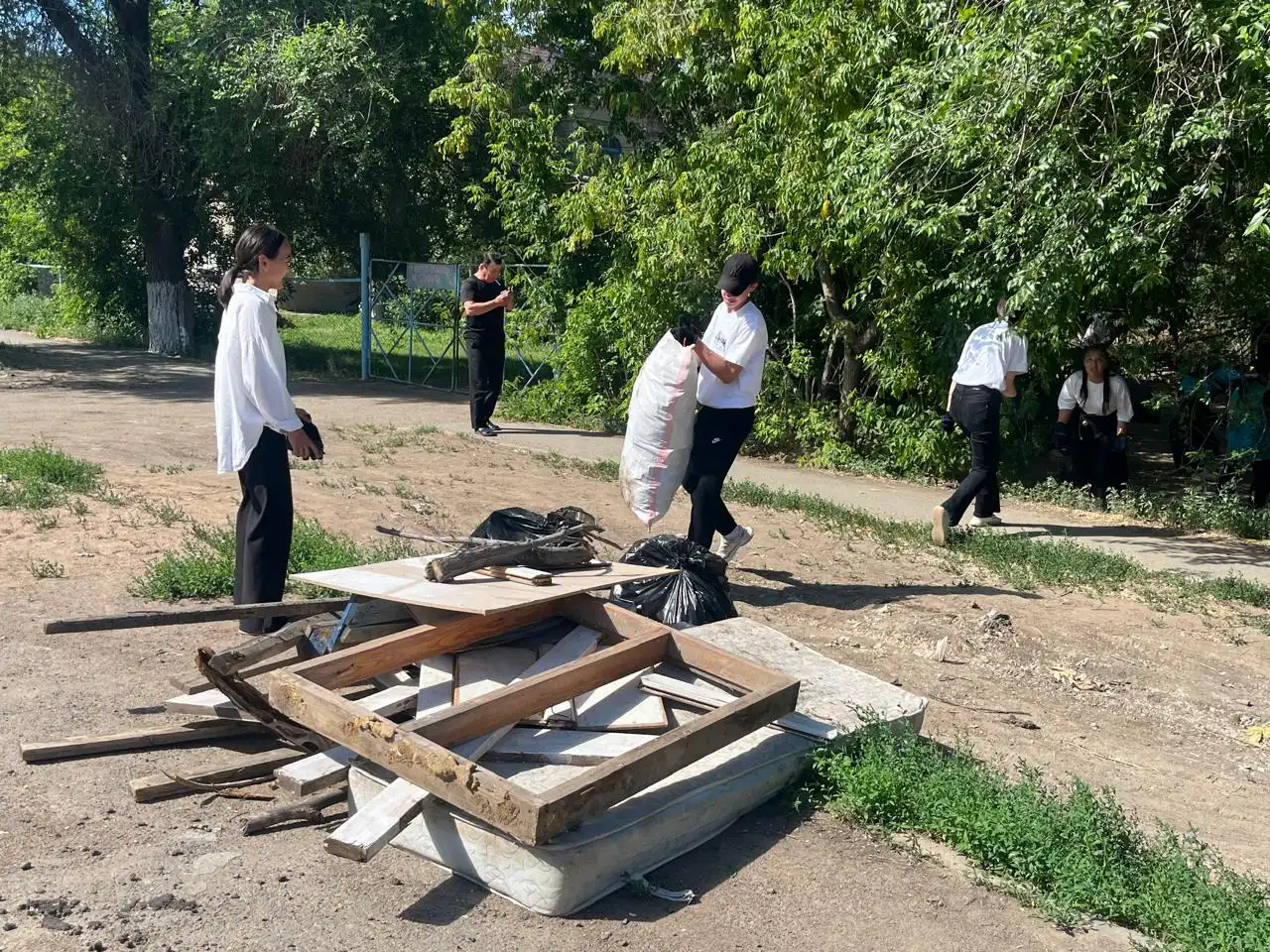В Уральске прошла акция «Біз таза ел үшін» 7 волонтер
