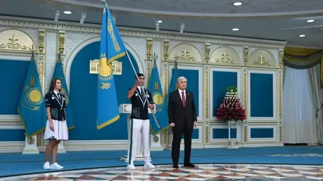 Президент РК вручил государственный флаг участникам Олимпиады