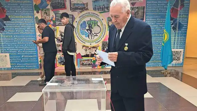 Почетный энергетик из ЗКО проголосовал на референдуме