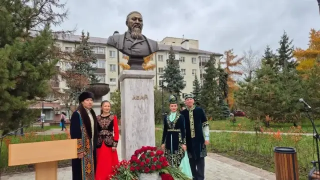 Бюст великого казахского поэта и мыслителя Абая открыли в Татарстане