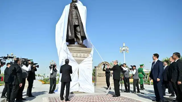 Памятник Абаю открыли в Ашхабаде