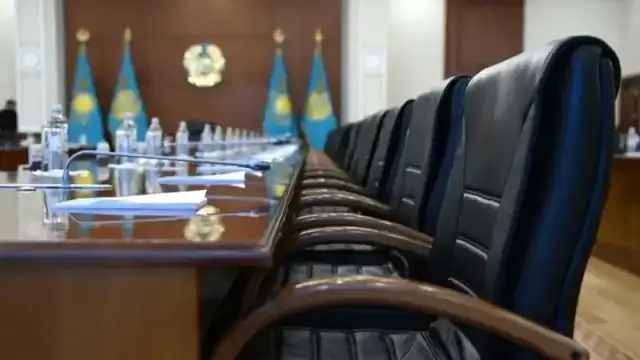 Глава государства внес изменения в указы о госслужбе