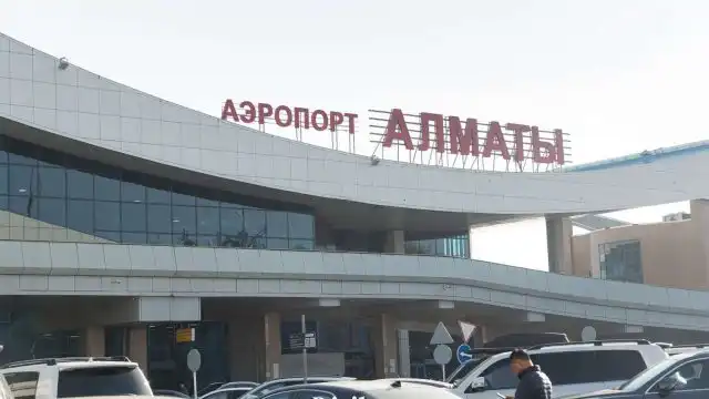 Аэропорт Алматы обратился к пассажирам из-за сильного снегопада
