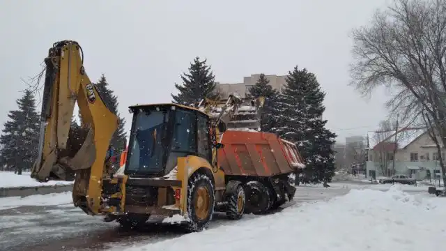 В областном центре ЗКО работы по вывозу снега выполняются своевременно