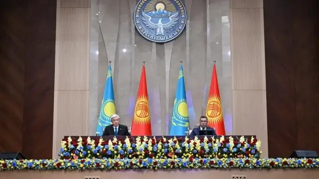 Касым-Жомарт Токаев и Садыр Жапаров провели брифинг для представителей СМИ
