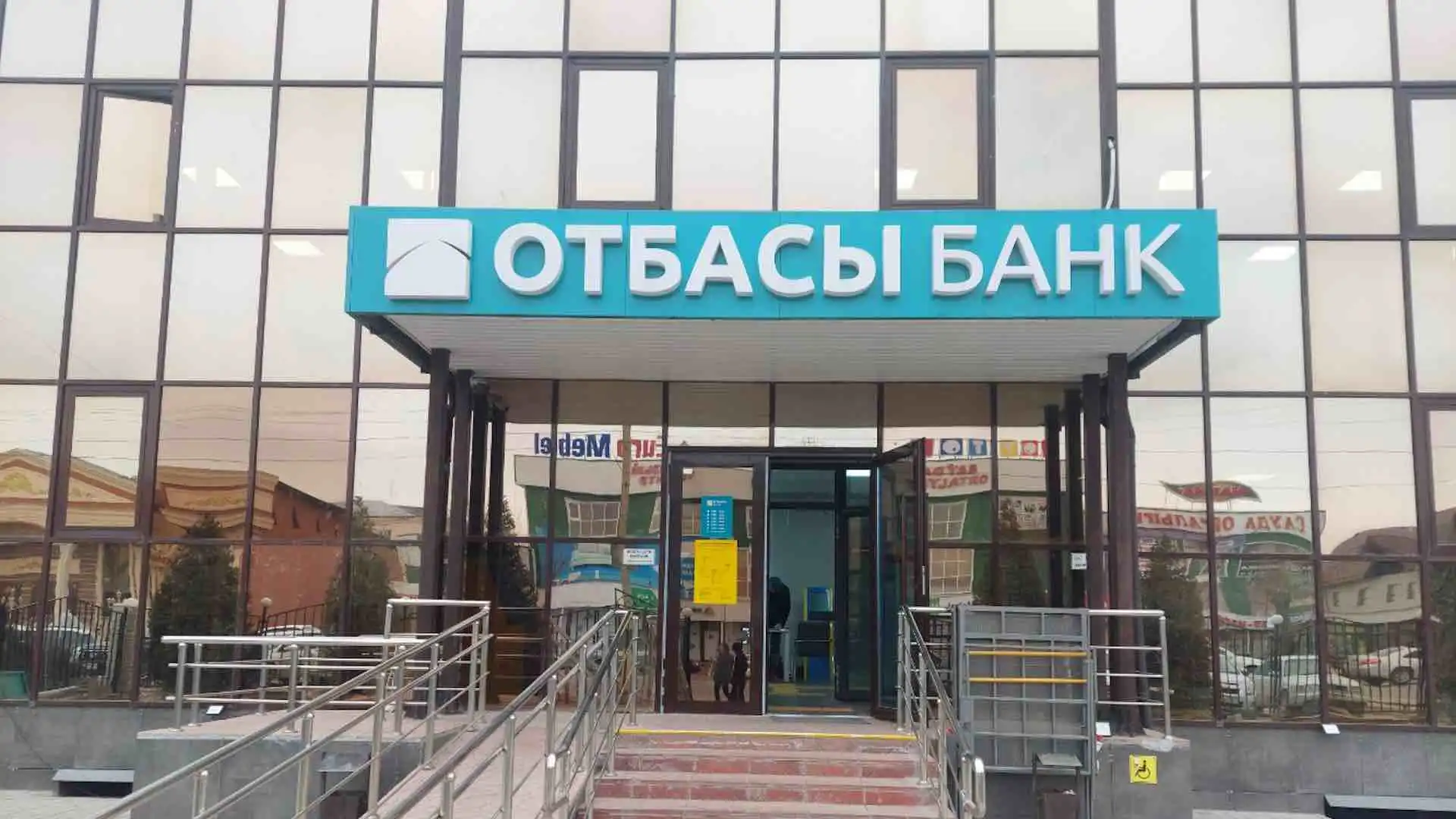 Казахстанцы временно не могут использовать пенсионные накопления на лечение
