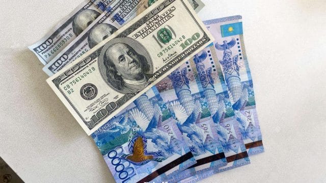 Тенге вошёл в топ-5 валют 2026 года по укреплению к доллару