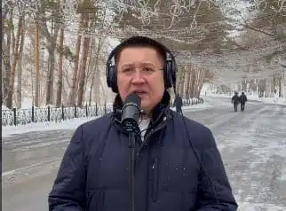 Аким Павлодарской области Асаин Байханов неожиданно спел с горожанами
