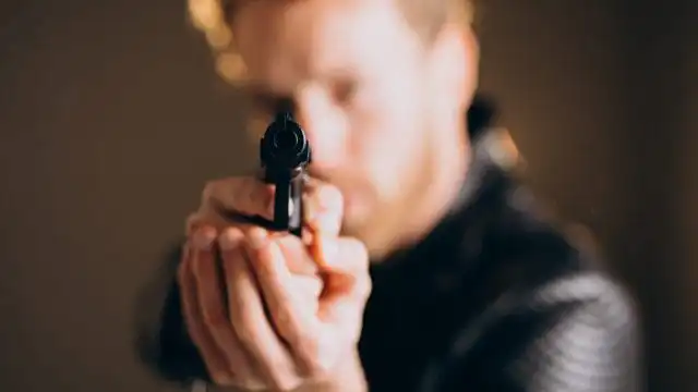 Полицейского ранили из его же оружия в Усть-Каменогорске