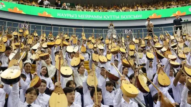 Масштабный флешмоб домбристов прошёл в Алматы