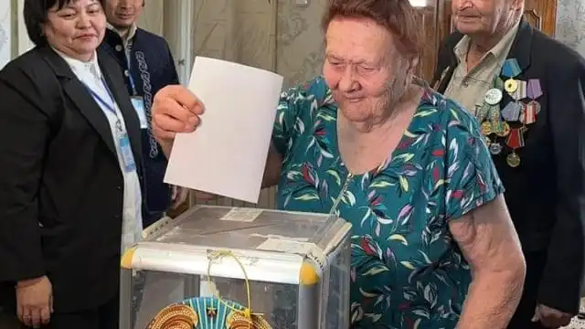102-летний ветеран ВОВ Вениамин Скаленко проголосовал на дому в Уральске