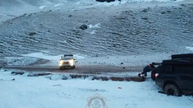 Семью с двумя детьми нашли в горах Алматинской области после ночных поисков