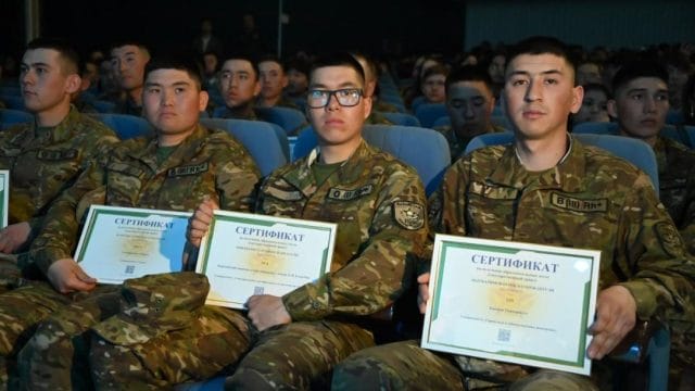 Срочникам дали право поступать в вузы без ЕНТ и учиться на гранте