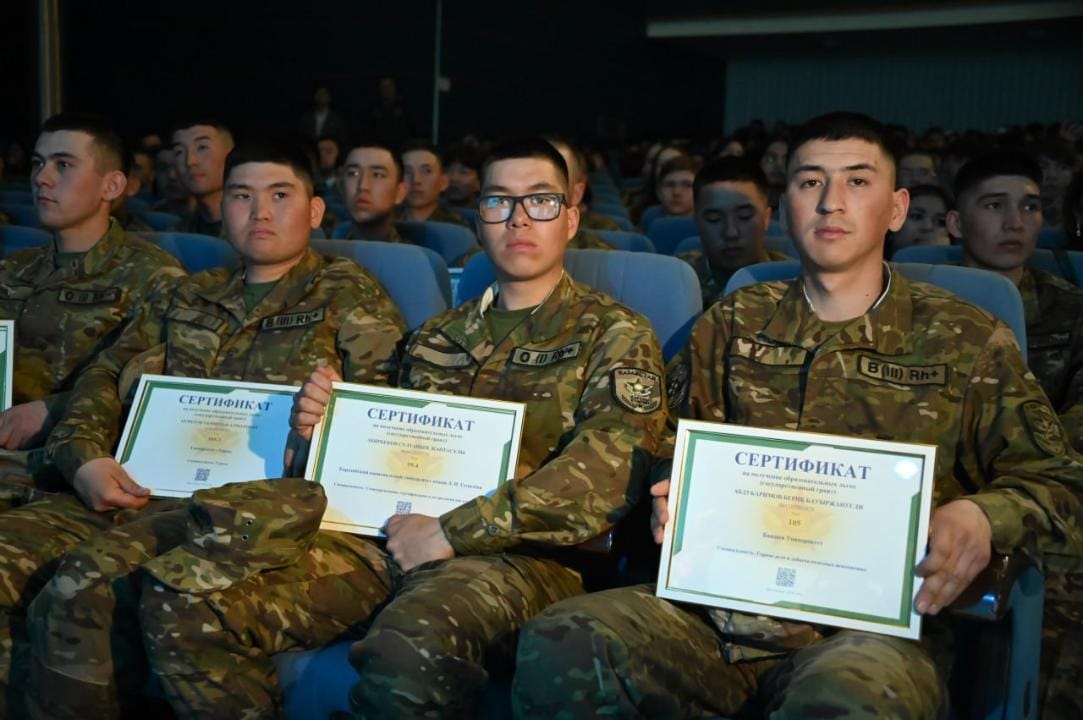 Срочникам дали право поступать в вузы без ЕНТ и учиться на гранте