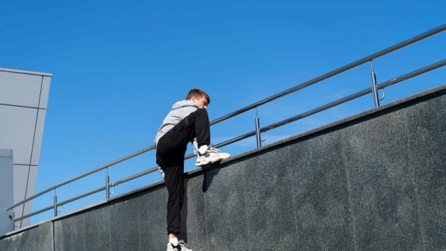 После ссоры с девушкой астанчанин забрался на крышу ЖК и получил 10 суток ареста