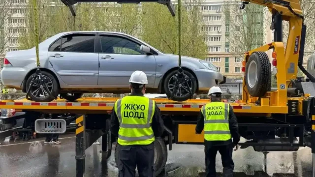 В Астане начали платно эвакуировать автомобили за неправильную парковку