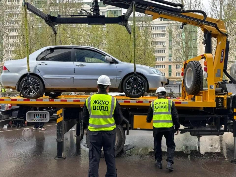 В Астане начали платно эвакуировать автомобили за неправильную парковку