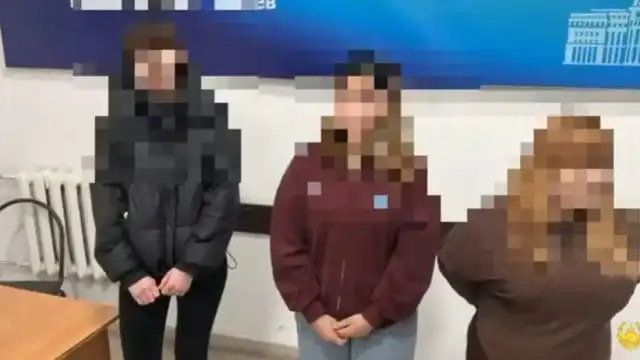 В Шымкенте три девушки разбили автобусную остановку после конфликта