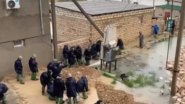 В Жанаозене после подтопления военные помогли жителям