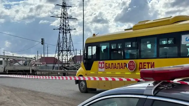 В ЗКО маршрутный автобус столкнулся со школьным: есть пострадавшие дети