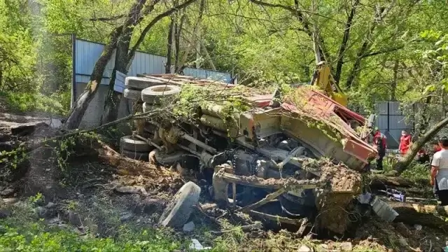 В Алматы опрокинулся грузовик после отказа тормозов: водитель погиб