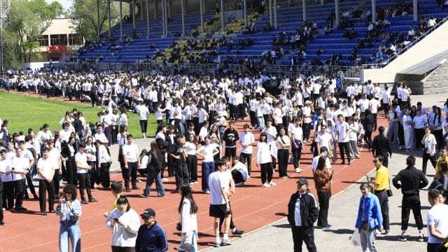 Более 50 тыс. школьников и студентов Алматы одновременно вышли на зарядку