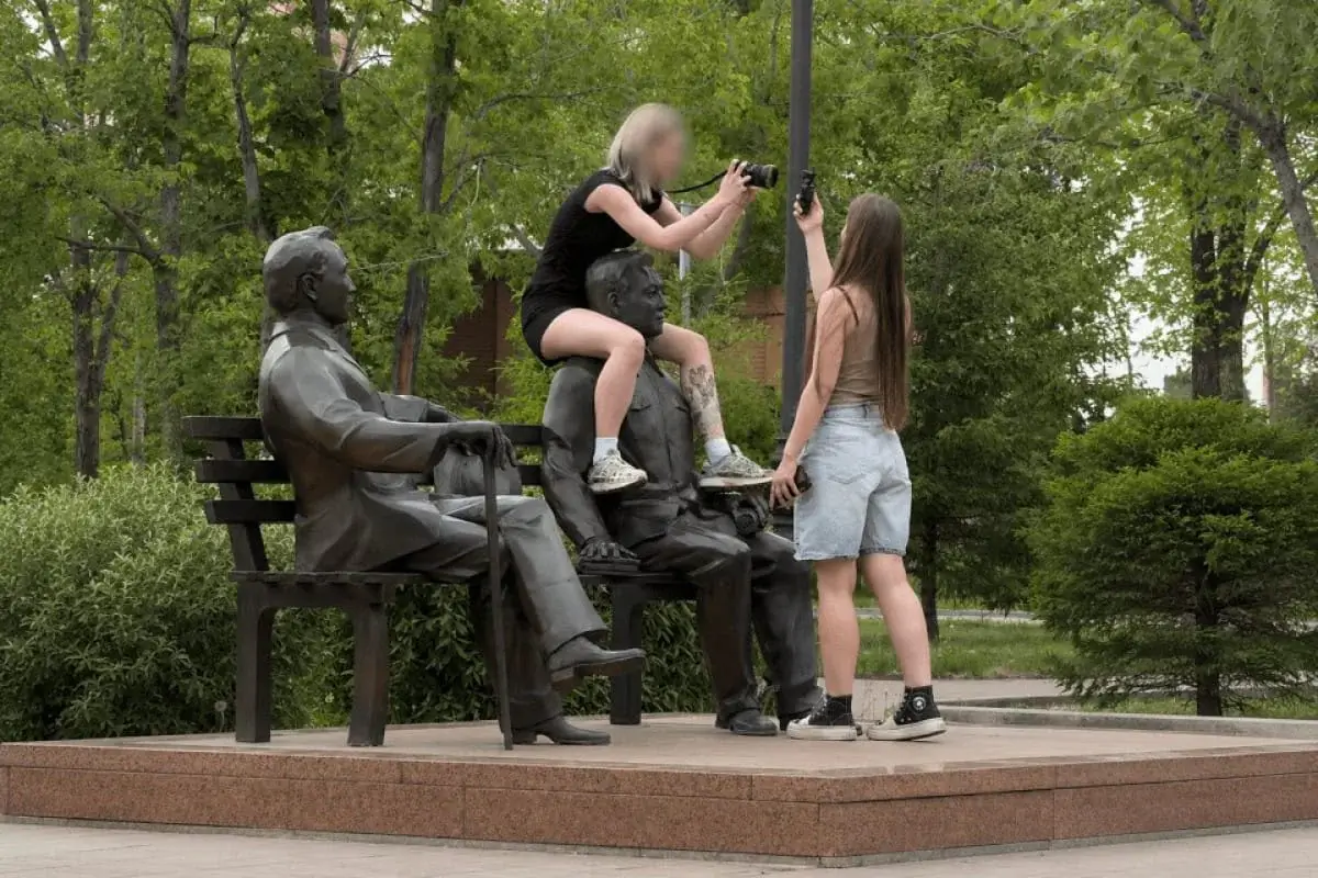 В Астане девушку наказали после фотосессии на памятнике комплекса «Үш арыс»