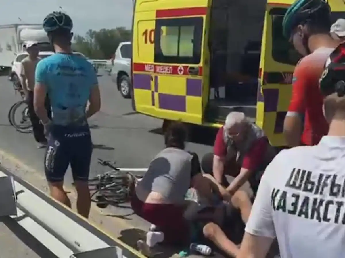 В Усть-Каменогорске автомобиль врезался в колонну велосипедистов: пострадали дети