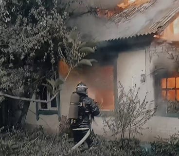 В Кокшетау при пожаре взорвались газовые баллоны