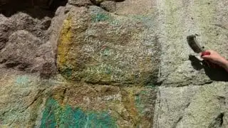 Подростков заставили очистить камни после вандализма у Бутаковского водопада