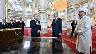 Подарок от Мирзиёева: Токаеву показали новую мечеть в Туркестане