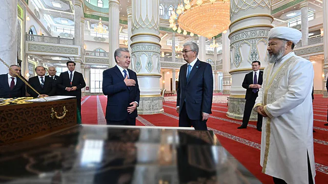 Подарок от Мирзиёева: Токаеву показали новую мечеть в Туркестане