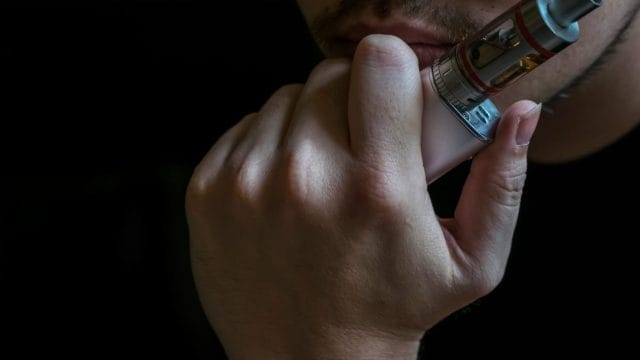 МИД предупреждает казахстанцев, вылетающих в Гонконг, о полном запрете вейпов