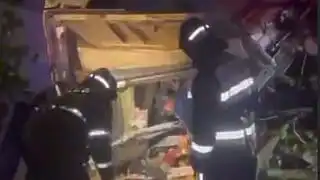Цементовоз перевернулся на трассе в ВКО: водителя зажало в кабине