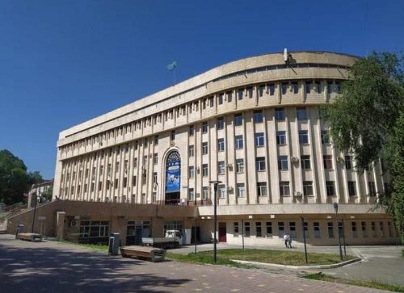 В Алматы студент погиб после падения с высоты в вузе