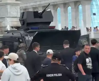 Во время плац-концерта в Астане ребенок активировал систему пожаротушения боевой машины