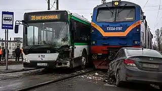 В Астане автобус столкнулся с поездом в районе Лесозавода