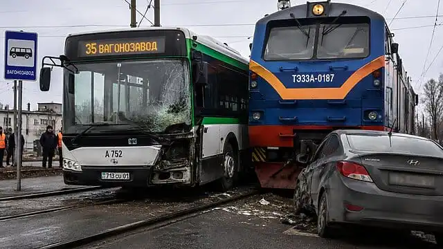 В Астане автобус столкнулся с поездом в районе Лесозавода